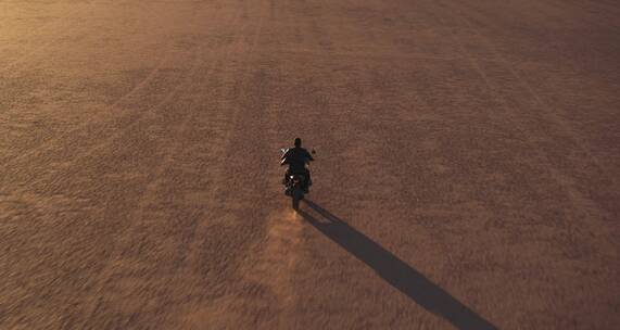 骑士在沙漠骑摩托