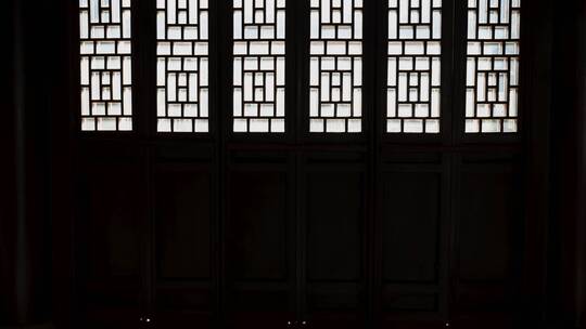 中式建筑网格窗户透着光