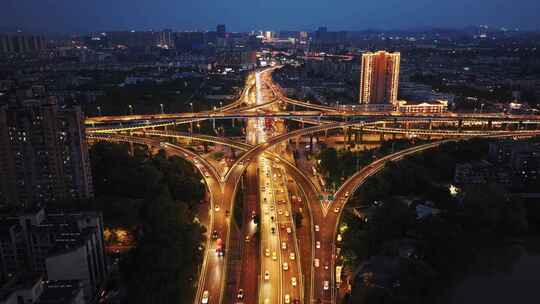 繁忙夜景交通道路