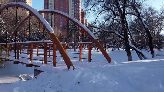 冬天公园老树小河雪景