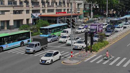 城市道路交通早高峰车流