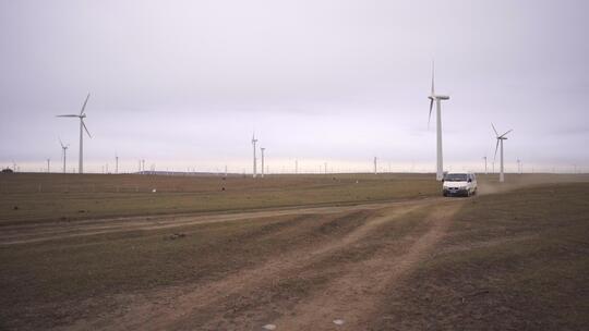 蒙古风车草原上汽车从远处驶来