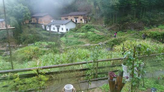 下雨天野外跑步