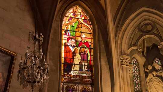 天主教堂玻璃上彩绘的画