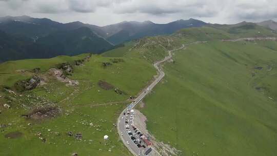 6月伊犁独库北段山脉风景和公路车流