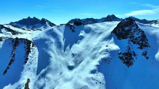 航拍壮观的雪山景色