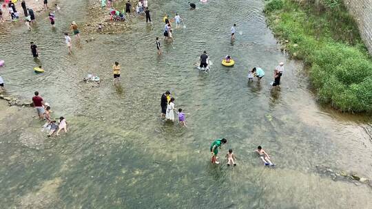 济南南部山区云河桥，野外山谷溪流玩水地视频素材模板下载