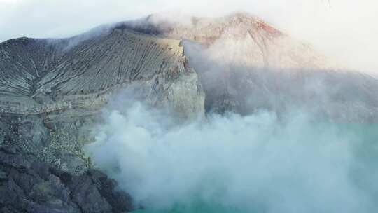 硫磺气体从火山下面的酸性湖中升起