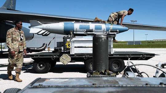 A4空军全球打击司令部成员2019年将导弹装载到飞机上视频素材模板下载