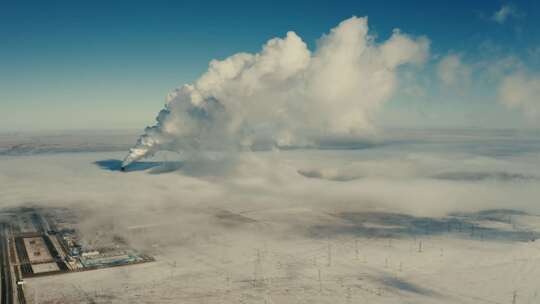 在冬季云雾缭绕中繁忙运转的热电站航拍