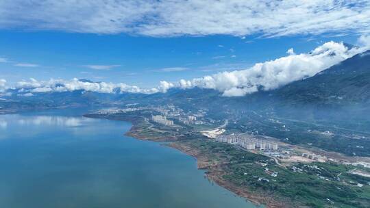 湖泊山间云雾小城美景