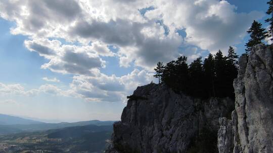 无人机航拍山顶风景