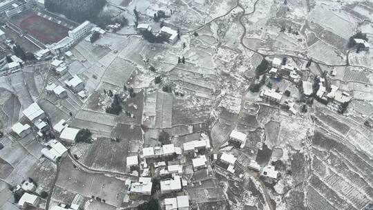 大自然寒潮冬天下雪的村庄田野航拍风景