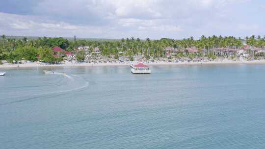 多米尼加共和国拉罗马纳巴伊亚普林西比岛豪华度假村的无人机视图。天线高清在线视频素材下载