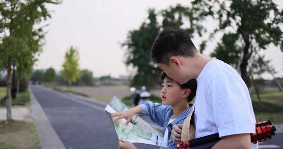 父子旅行出游看地图慢镜