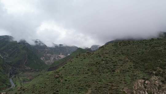 多云下的村庄 大青山 穿云 草原 大山