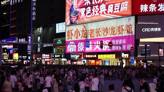 夜晚行人过斑马线人群步行街人流晚上行人走