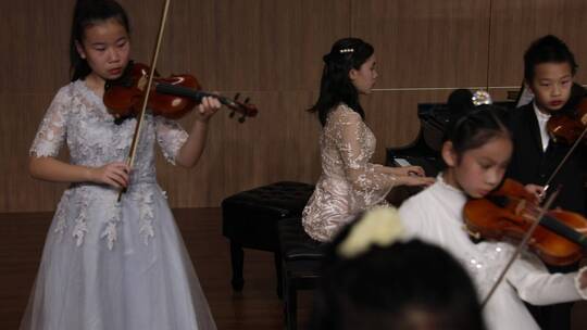 儿童拉小提琴音乐会