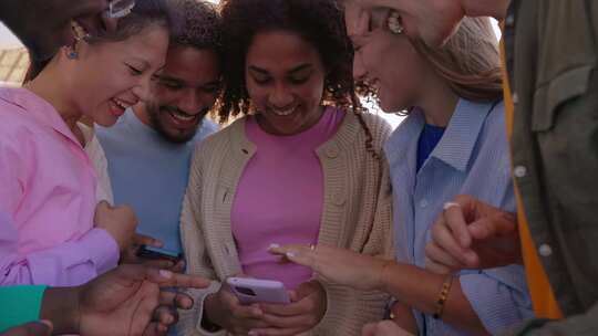 一群年轻的多种族朋友使用手机玩得开心