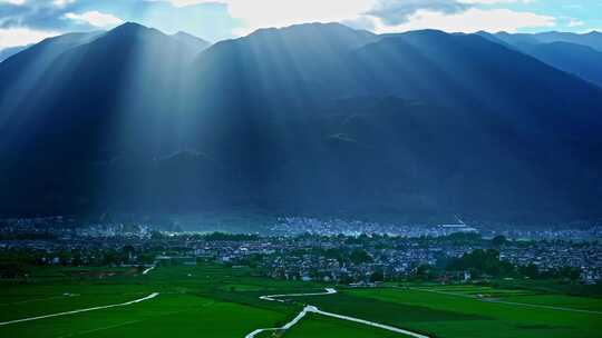 大理苍山耶稣光稻田景观