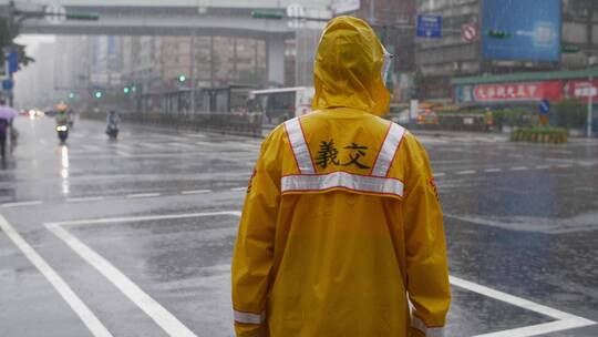 雨中指挥交通的交警 爱岗敬业 警察 交警