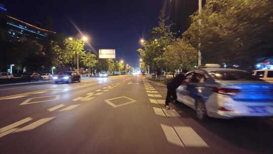 夜晚公路车辆车流