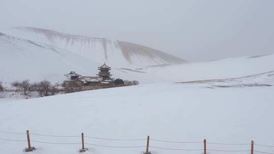 敦煌鸣沙山月牙泉冬天雪景航拍