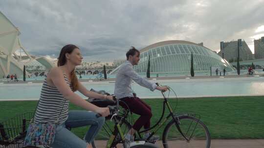 一对夫妇在自行车道上一起骑自行车