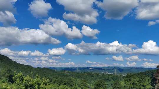 蓝天白云相拥，大山静默守望，美景如诗如画