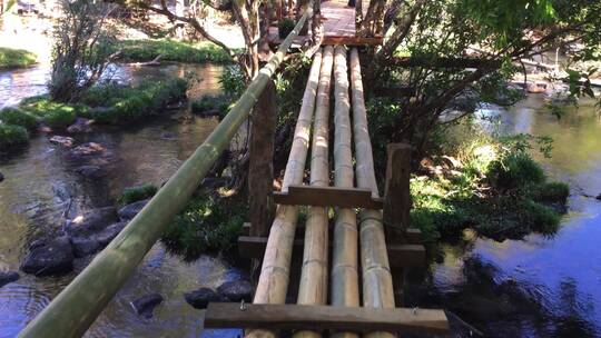 小溪上是竹和木制作的桥