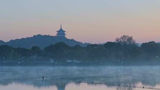 杭州西湖清晨湖面雾气