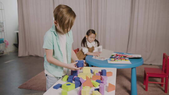女孩在书房读书男孩在玩积木视频素材模板下载