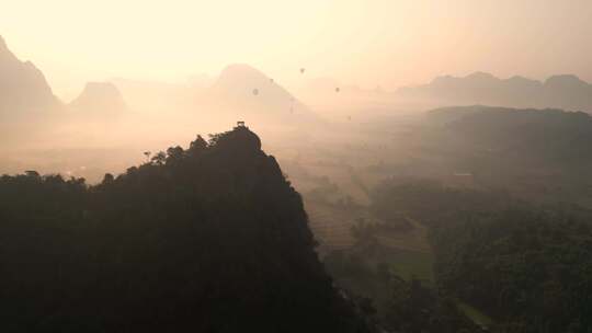 老挝冒险之都万荣悬崖后的金色日出