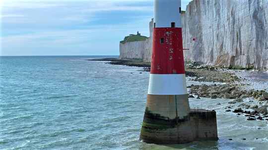 英国南海岸的灯塔和白色悬崖