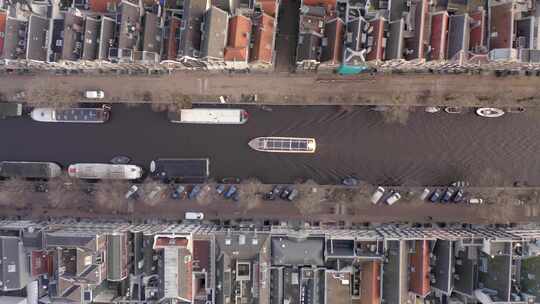阿姆斯特丹运河船之旅，河畔房屋鸟瞰视频素材模板下载