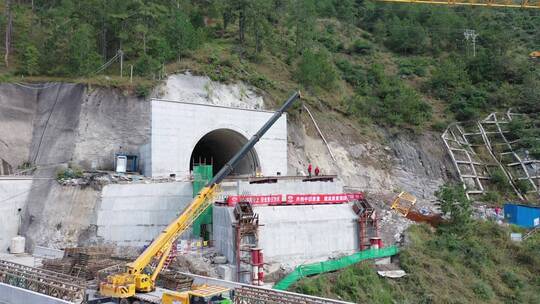 金沙江大桥高速路工程修路建桥雪山隧道