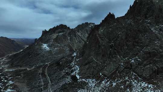 高山湖泊间蜿蜒道路的自然风光