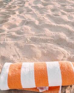 在沙滩上铺沙滩毛巾的定格动画