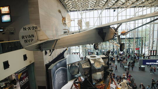 博物馆展览中的飞机视频素材模板下载