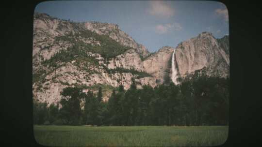 山与瀑布后面的一片树木8毫米电影风格