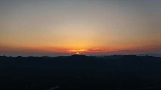 日落黄昏时刻航拍山城重庆群山、云海、落日