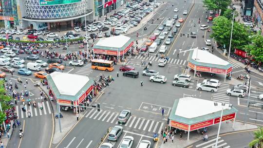 航拍城市道路十字路口车来车往