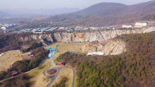 矿山风景区鸟瞰图，山峦起伏景色壮观