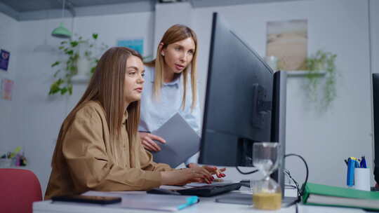 女经理和程序员讨论项目制作纠正女老板和员