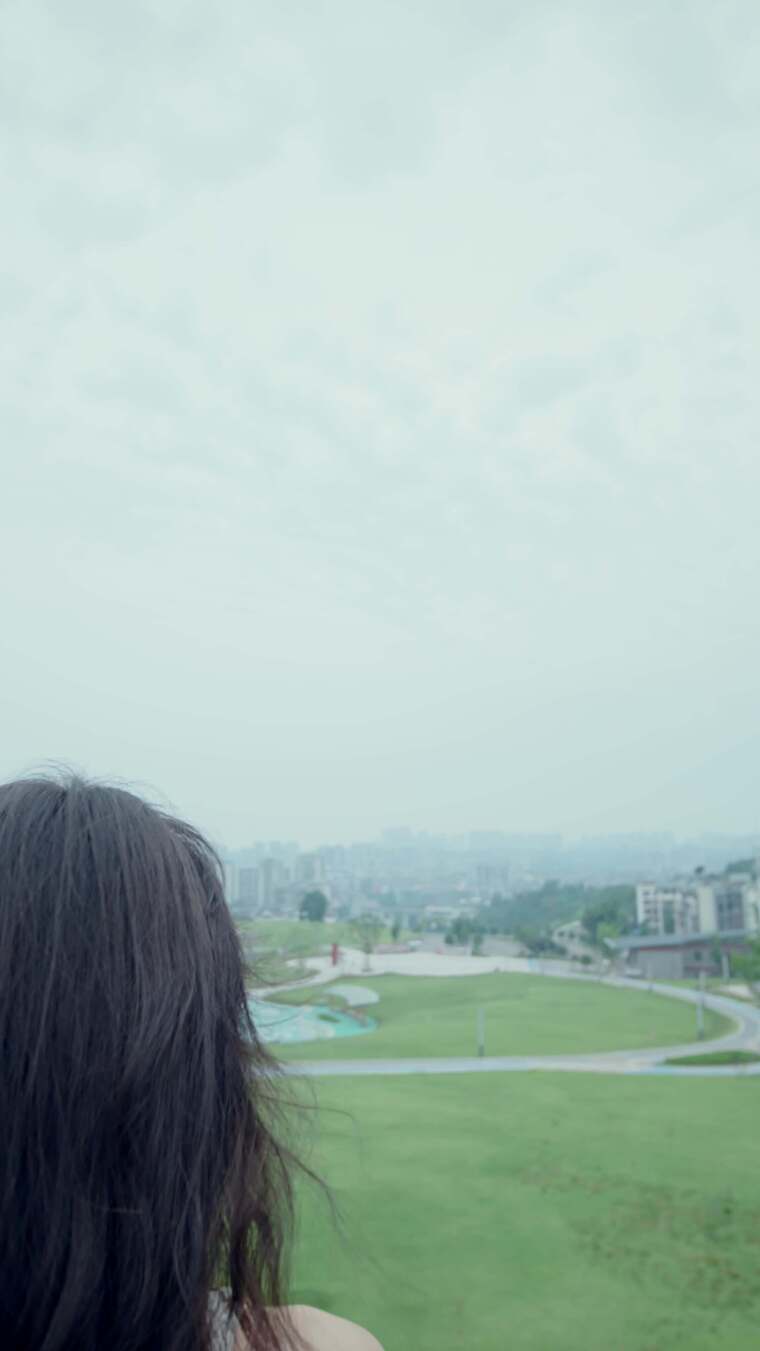 竖屏美女眺望远方