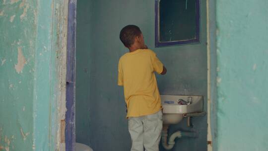 一个小男孩在刷牙视频素材模板下载