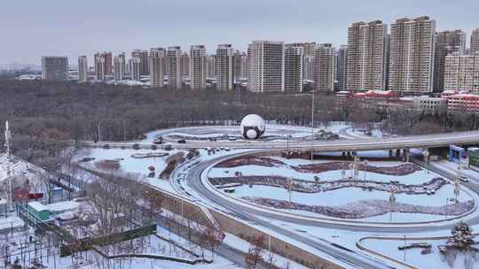 雪后城市景象，高楼林立的雪景俯瞰