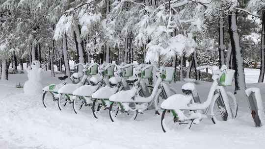 城市雪中停放的共享单车与雪人