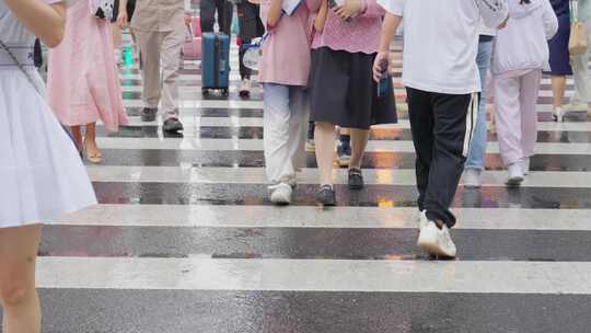 下雨天城市人流人群斑马线过马路暴雨天气