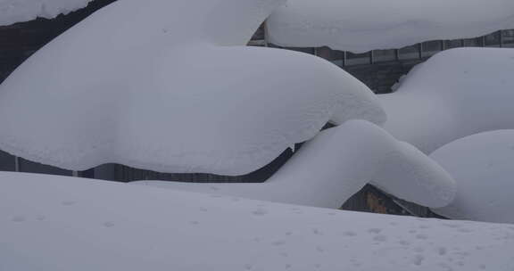 积雪深厚的雪乡特色小屋屋顶景象